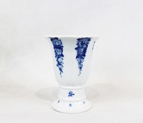 Vase, nr.: 8601, i Blå Blomst Kantet af Royal Copenhagen.
5000m2 udstilling.