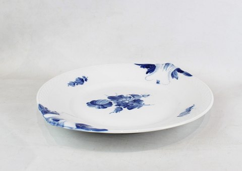 Cake dish, no.: 8162, in Blue Flower by Royal Copenhagen.
5000m2 showroom.