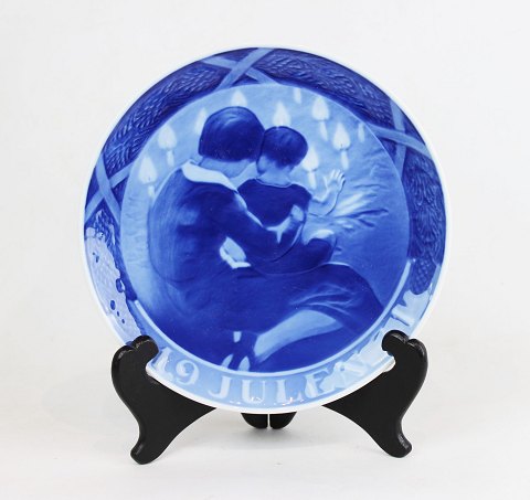 Christmas plate, "Children by the Christmas Tree" by Gotfred Rode from 1931 for 
Royal Copenhagen.
5000m2 showroom.