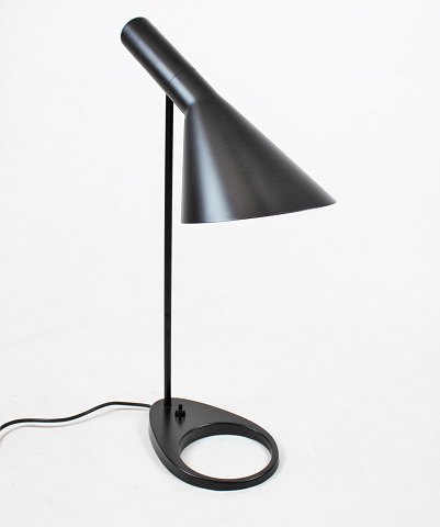 Koksgrå bordlampe designet af Arne Jacobsen i 1957 og fremstillet af Louis 
Poulsen.
5000m2 udstilling.