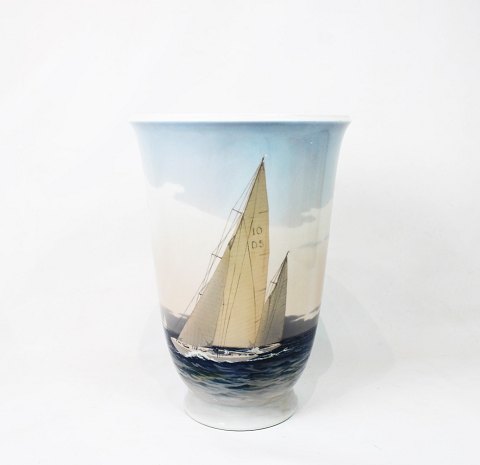 Stor vase med skibsmotiv, nr.: 2821-3558, af Richard Bøcher for Royal 
Copenhagen.
5000m2 udstilling.
