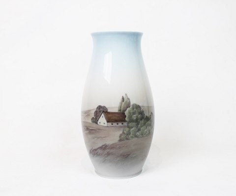 Vase med land motiv, nr.: 682-5249, af Bing & Grøndahl.
5000m2 udstilling.