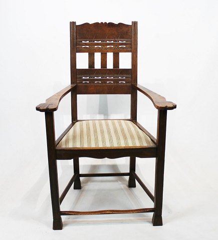 Antique armchair of oak and upholstered with striped upholstery from the 1930s.
5000m2 udstilling.