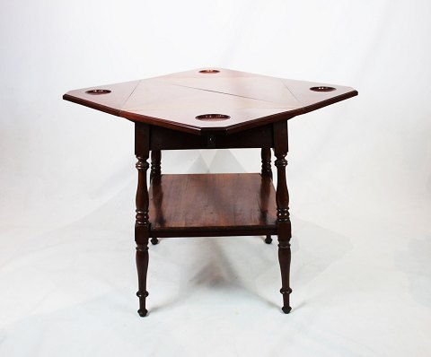 Antique game table of mahogany with extentions from around the year 1880.
5000m2 showroom.