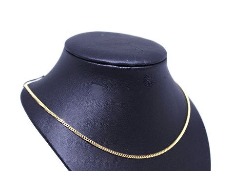 "Armor" faceted necklace of 14 carat gold.
5000m2 showroom.