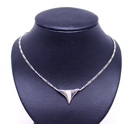 Necklace with triangular pendant of 925 sterling silver.
5000m2 showroom.