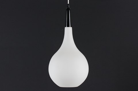 Skandinavisk Design
Dråbeformet Pendel 
fremstillet af hvidt glas