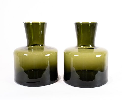 Et par vaser i mørkegrønt glas af Holmegaard.
5000m2 udstilling.
