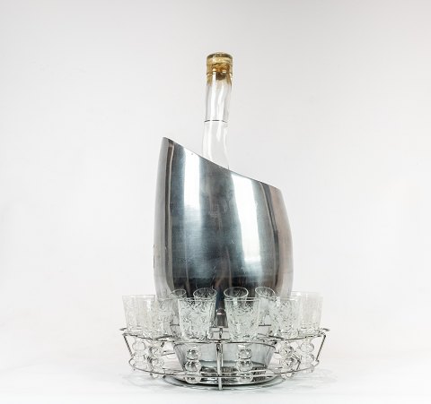 Set of cooler, holder, vodka bottle and shot glass, in great vintage condition.
5000m2 showroom.
