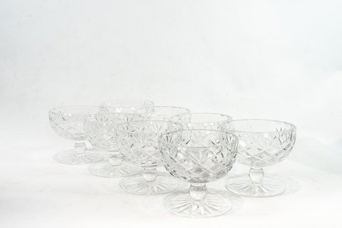 A set of eight glasses, all in great condition.
5000m2 showroom.
