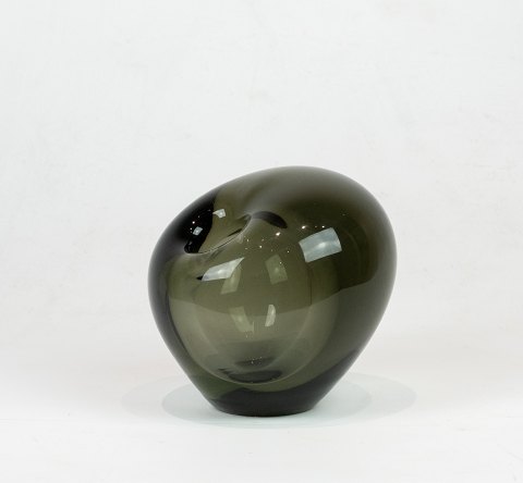 Dark green glass vase, model Globus, by Per Lütken for  Holmegaard.
5000m2 showroom.