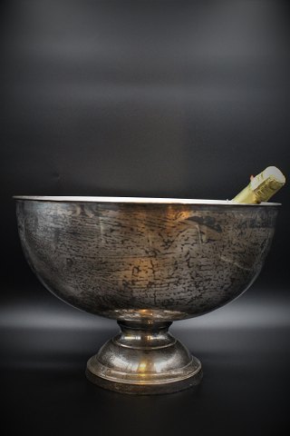 Old French silver-plated champagne cooler with a really nice patina and room for 
6-7 bottles.
H:27,5cm. Dia:41,5cm.
