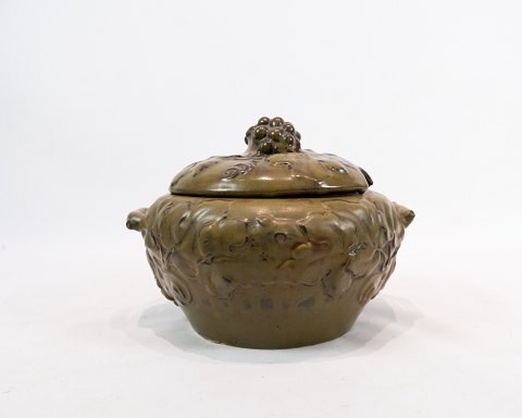 Large dark green ceramic lidded tureen from the 1960s.
5000m2 showroom.