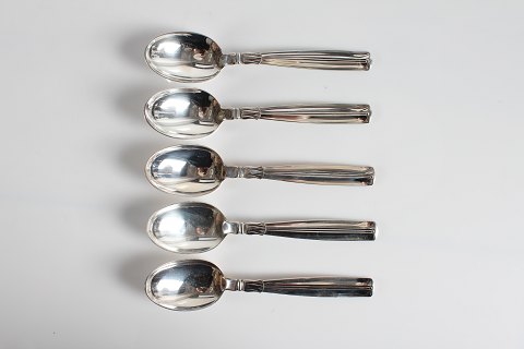 Lotus Silver Cutlery
Soup spoons
L. 19,5 cm
