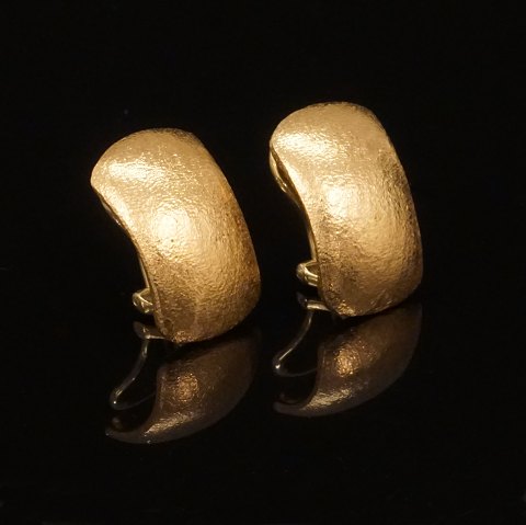 Et par øreclips i 14kt guld af Kim Vedebech, Kolding. Mål: 11x18mm
