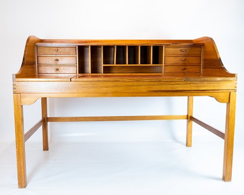 Skrivebord i oregon pine designet af Andreas Hansen og fremstillet af Hadsten 
Træindustri.
5000m2 udstilling.
