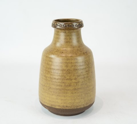 Keramik vase i brune og beige farver af Gunnar Nylund for Rörstrand. 
5000m2 udstilling.
