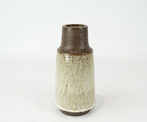 Keramik vase i lyse og brune farve nr., 6133 af Michael Andersen og Søn.
5000m2 udstilling.
