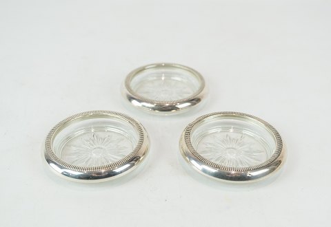 Set of glass trays in hallmarked silver and glass from the 1920s.
5000m2 showroom.