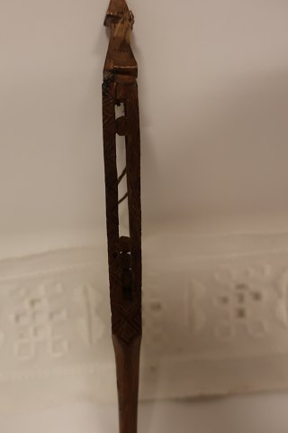 Vindepind/Pren med 4 perler/kugler fra midten af 1700-talletRigt udskåret L: 17cmSe venligst teksten