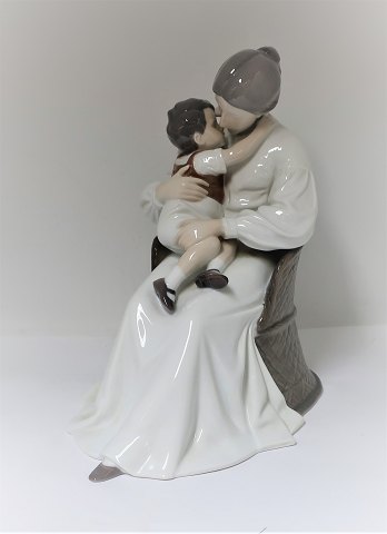 Bing & Grøndahl. Porcelænsfigur. Mor og barn. Model 1552. Højde 29 cm. (1 
sortering)