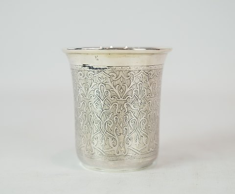 Vase with carvings of hallmarked silver.
5000m2 showroom.
