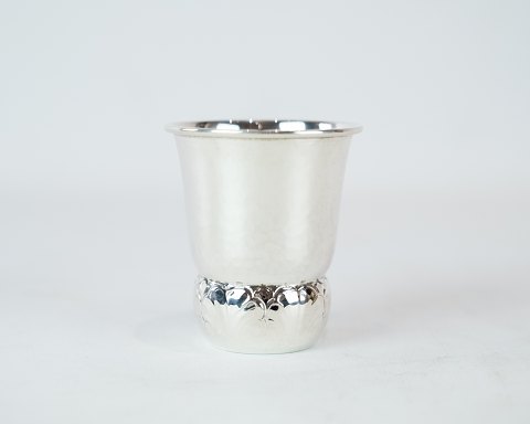 Vase with pattern and of hallmarked silver.
5000m2 showroom.