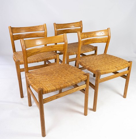 A set of four dining room chairs in oak and seat in papercord, designed by Børge 
Mogensen and manufactured by Hay Furniture  in the 1960s. 
5000m2 showroom.
