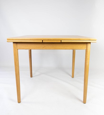 Spisebord i eg med hollandsk udtræk af dansk design fra 1960erne.
5000m2 udstilling.