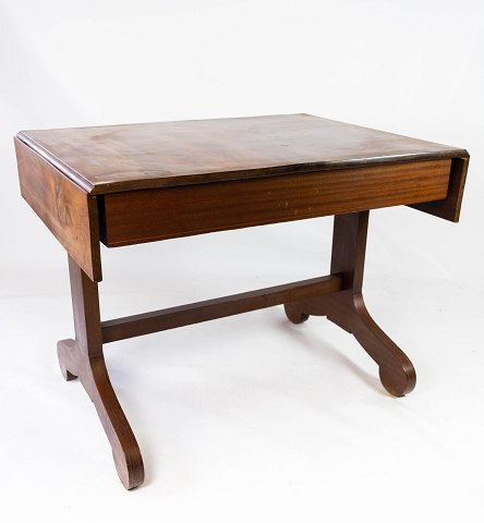 Spisebord med udtræk af mahogni, i flot antik stand fra 1860. 
5000m2 udstilling.