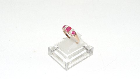 Elegant lady ring with red stones and diamonds 14 carat gold