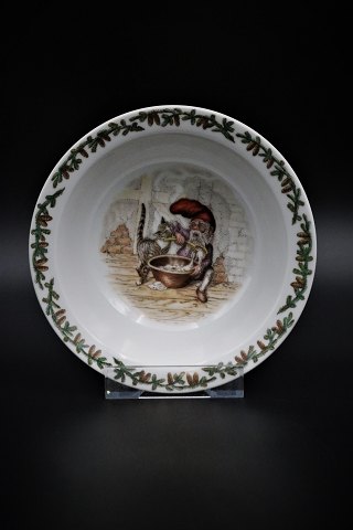 Royal Copenhagen Christmas porridge bowl in porcelain 
with Christmas motif. 
RC# 2/14198. 
H:5cm. Dia.:16cm.
SOLD !