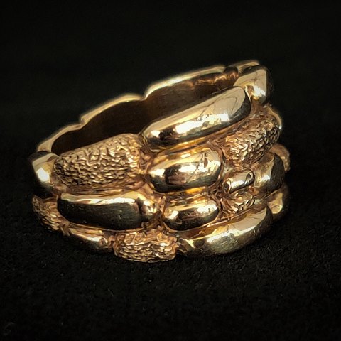 A massive ring of 14k gold