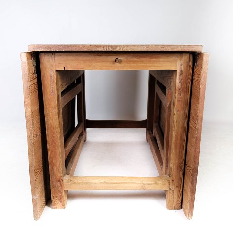 Spisebord/slagbord af fyrretræ med klapper, i flot antik stand fra omkring 1840.
5000m2 udstilling.
