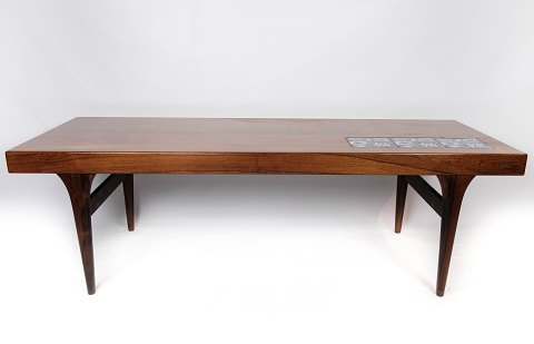 Coffee table in rosewood with tiles, of Danish design manufactured by Silkeborg 
Furniture in the 1960s.
5000m2 showroom.