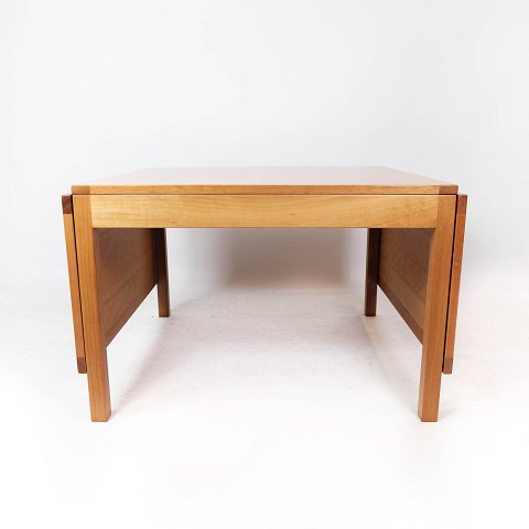Klapbord/sofabord, model 5360, i valnød designet af Børge Mogensen fra 1960erne. 

5000m2 udstilling.
