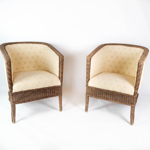 Sæt af to lænestole af flet og polstring med lyst stof fra 1940erne.
5000m2 udstilling.