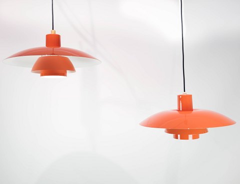 Two orange PH4 pendants designed by Poul Henningsen and manufactured by Louis 
Poulsen in the 1950s.
5000m2 showroom.
