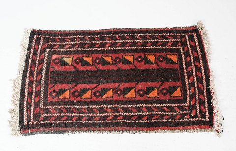 Ægte tæppe i røde farver, i flot brugt stand fra 1960erne.
5000m2 udstilling.