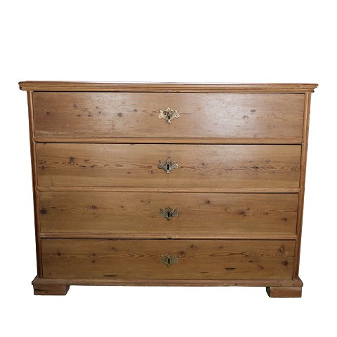 Empire chest of drawers with four drawers of pinewood, in great antique 
condition from the 1840s.
5000m2 showroom.
