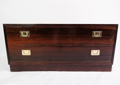 Low chest of drawers in rosewood with brass handles, of Danish design from the 
1960s. 
5000m2 showroom.

