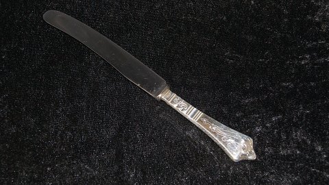 Dinner knife #Antique Rococo # Silver stain
Design: Orla Vagn Mogensen, Level.
Produced by Dansk Krone Sølv.