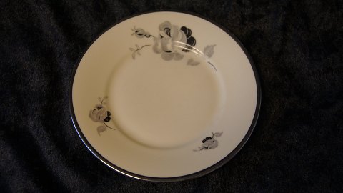 Cake plate #Sortrose Kpm
Copenhagen Porcelain Painting
Measures 26 cm approx
