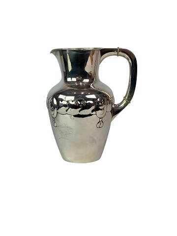 Water jug in the style of Art Nouveau of hallmarked silver stamped Augusta H., 
from the 1930s. 
5000m2 showroom.
Great condition
