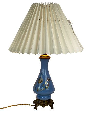 Bordlampe med blåt opal glas dekoreret med guld og af bronze, med papir skærm, 
fra 1890erne.
5000m2 udstilling.
Flot stand
