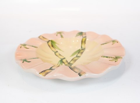 Dinner plate in light colors of Italian porcelain. 
5000m2 showroom.
