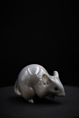Royal Copenhagen porcelæns figur af lille mus med nød.
RC#2569.
H:4,5cm. L:7cm.