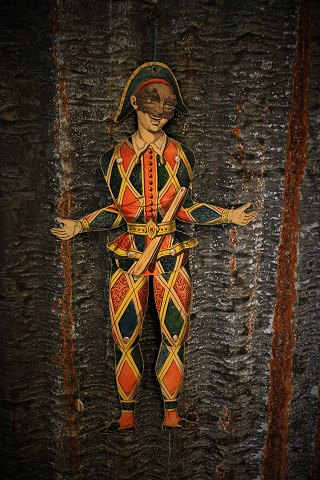 Gammel fransk "Sprællemand" i træ i form af figuren harlekin , mandlig figur fra 
pantomimeteateret. H:50cm.