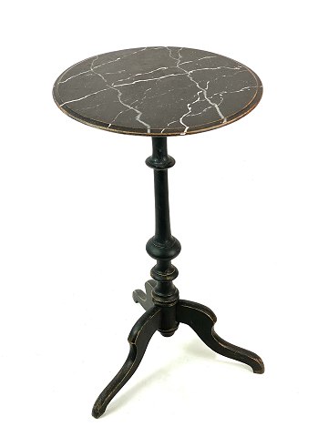 Black painted gustavian side table from around the 1860s. 
5000m2 showroom.
Great condition

