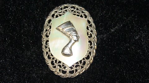 Broche i  sølv med nefatiti og perlemor
Stempel:85
Måler 5,3 cm ca
Brede 3,7 cm ca